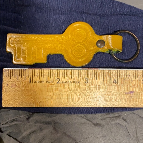 Vintage leather skeleton key keychain - Picture 2 of 5